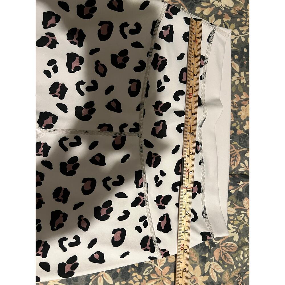 white leopard-print athletic leggings from the brand Allfenix. leopard spots - Picture 5 of 8